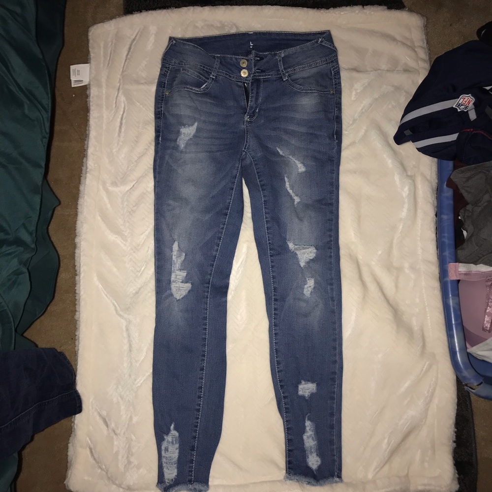 Distressed ripped skinny jeans
